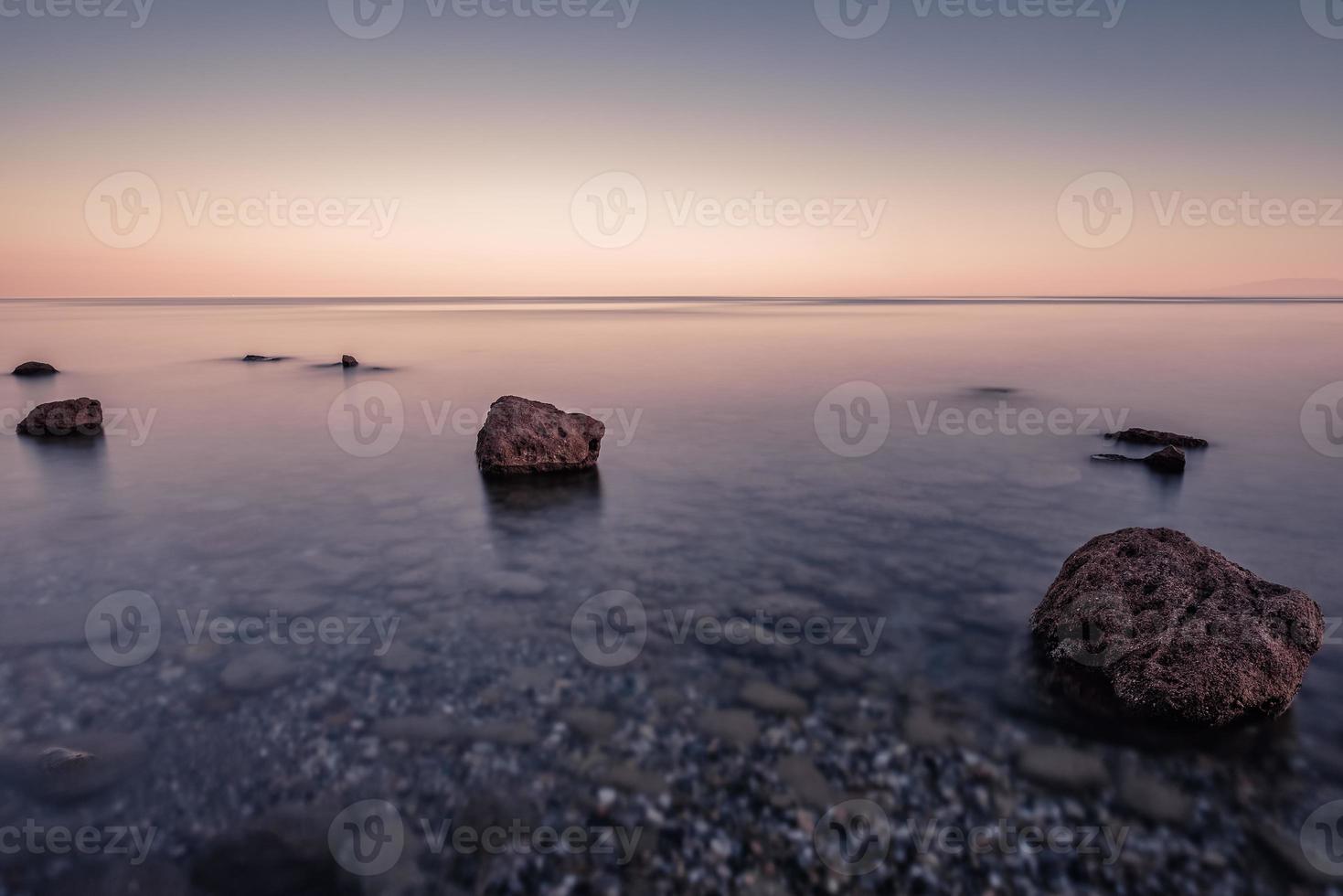 coucher de soleil abstrait sur la mer Égée avec de l'eau de mouvement flou, kassandra, grèce. photo