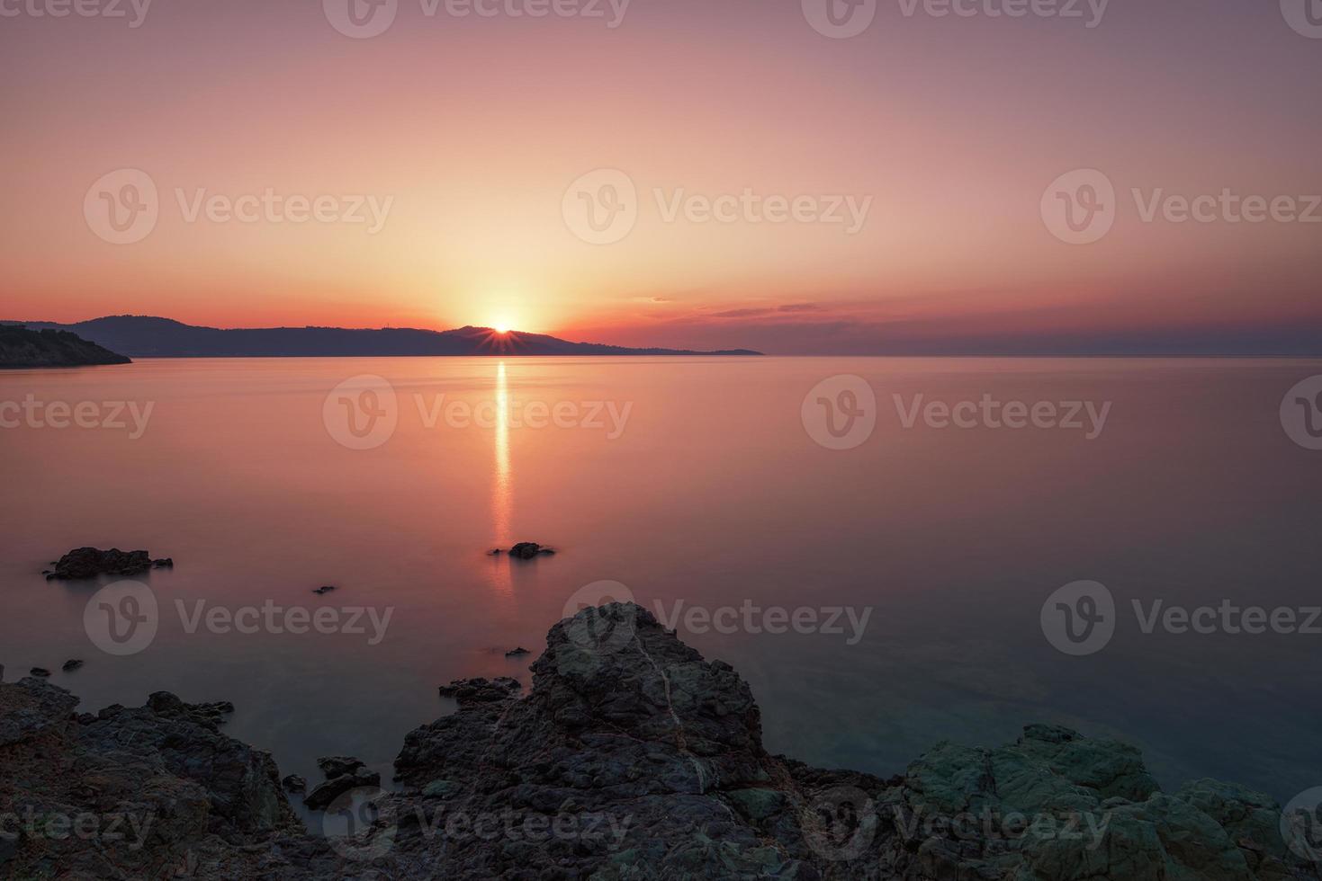 coucher de soleil sur la mer. magnifique coucher de soleil sur la mer égée, péninsule de kassandra, halkidiki, grèce. photo