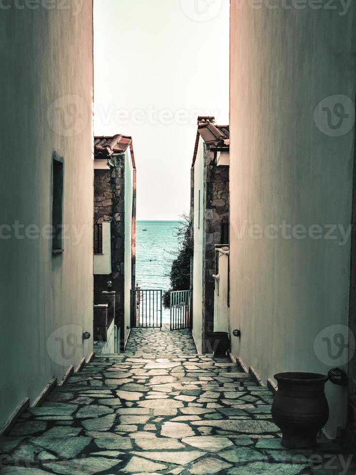 un petit col entre les murs qui mène à la plage. photo