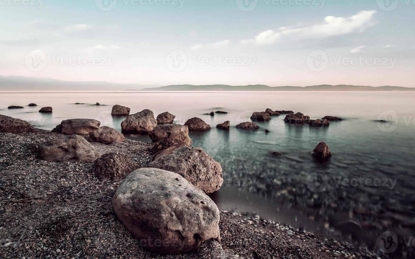 coucher de soleil abstrait sur la mer Égée avec de l'eau de mouvement flou, kassandra, grèce. photo