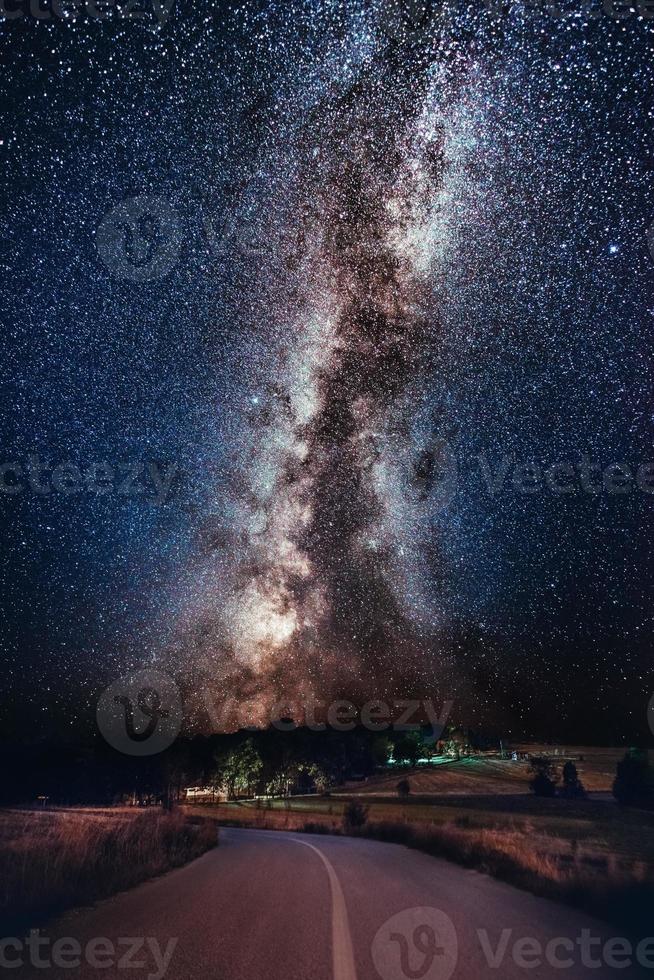 galaxie de la voie lactée sur la route forestière. galaxie de la voie lactée sur la route forestière de montagne, rajac, serbie. le ciel nocturne est astronomiquement précis. photo