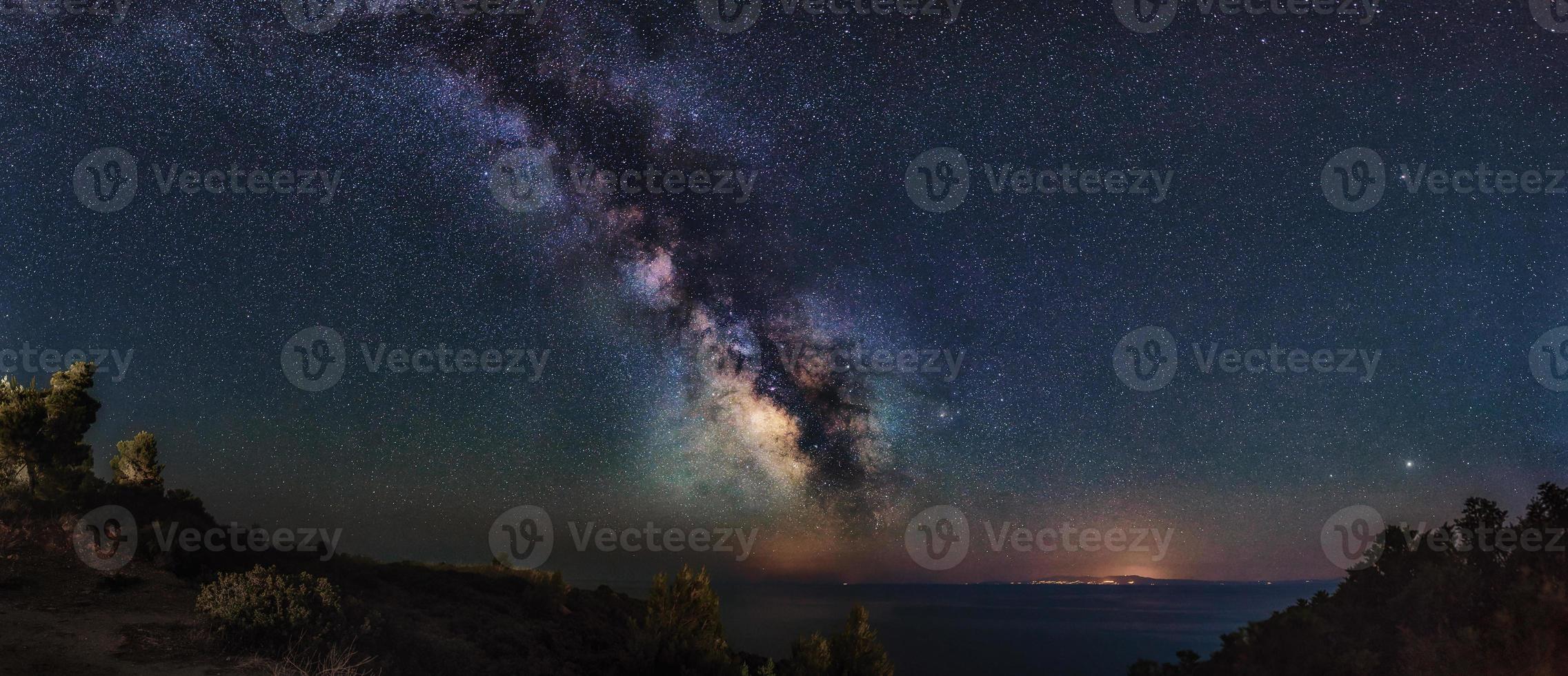 voie miliky panoramique sur la mer Egée. Voie lactée de la péninsule de Kassandra, Halkidiki, Grèce. le ciel nocturne est astronomiquement précis. photo