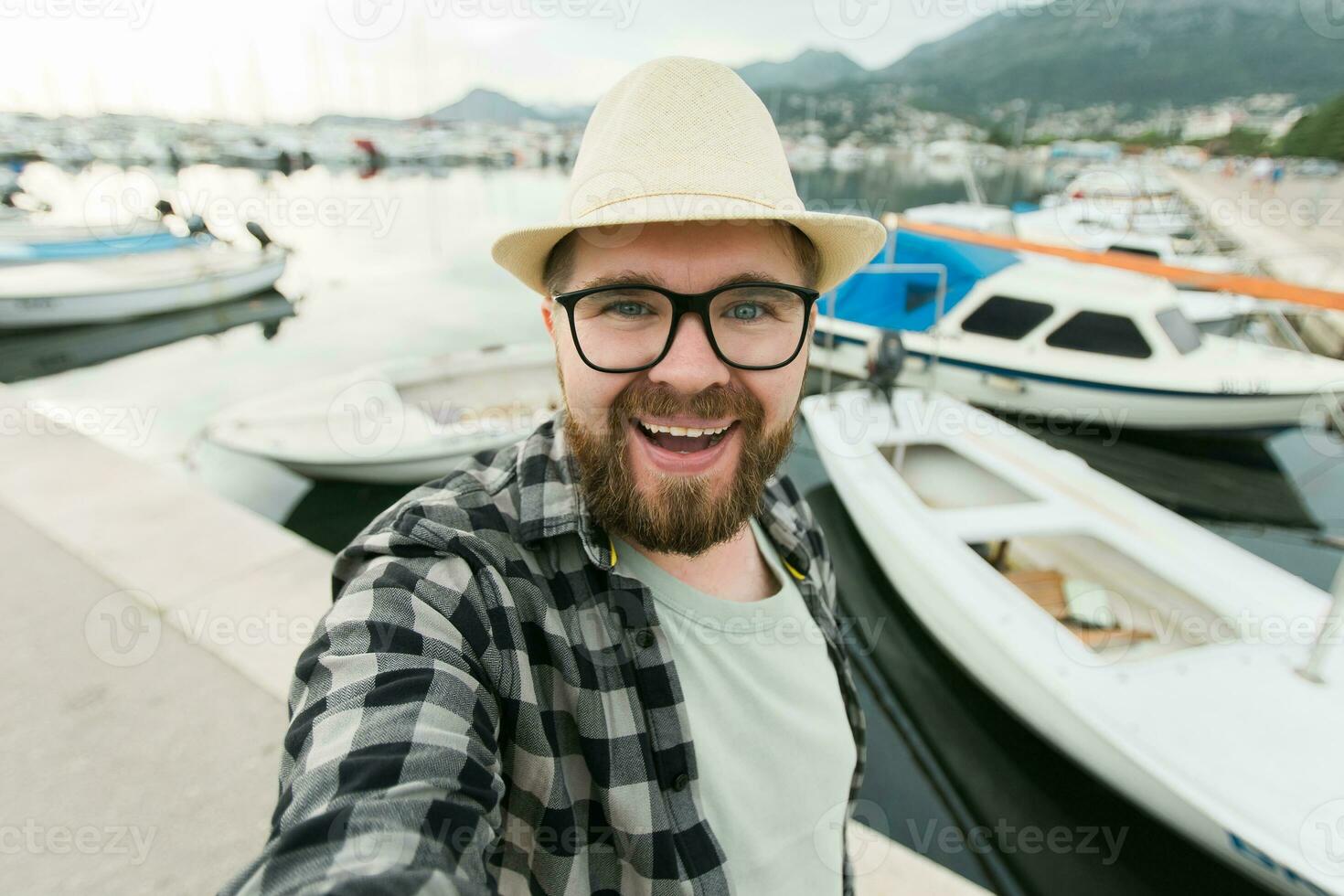 voyageur homme prise selfie de luxe yachts Marin pendant ensoleillé journée - Voyage et été concept photo