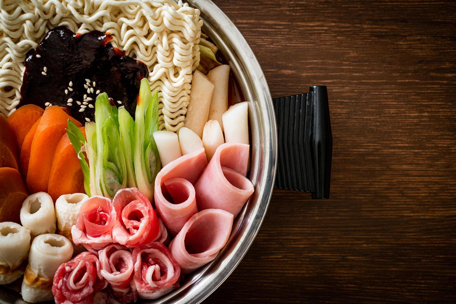 budae jjigae ou budaejjigae ou ragoût de l'armée ou ragoût de la base de l'armée. il regorge de kimchi, de spam, de saucisses, de nouilles ramen et bien plus encore photo