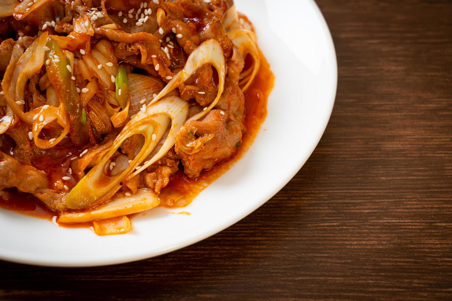 porc sauté avec pâte épicée coréenne et kimchi photo
