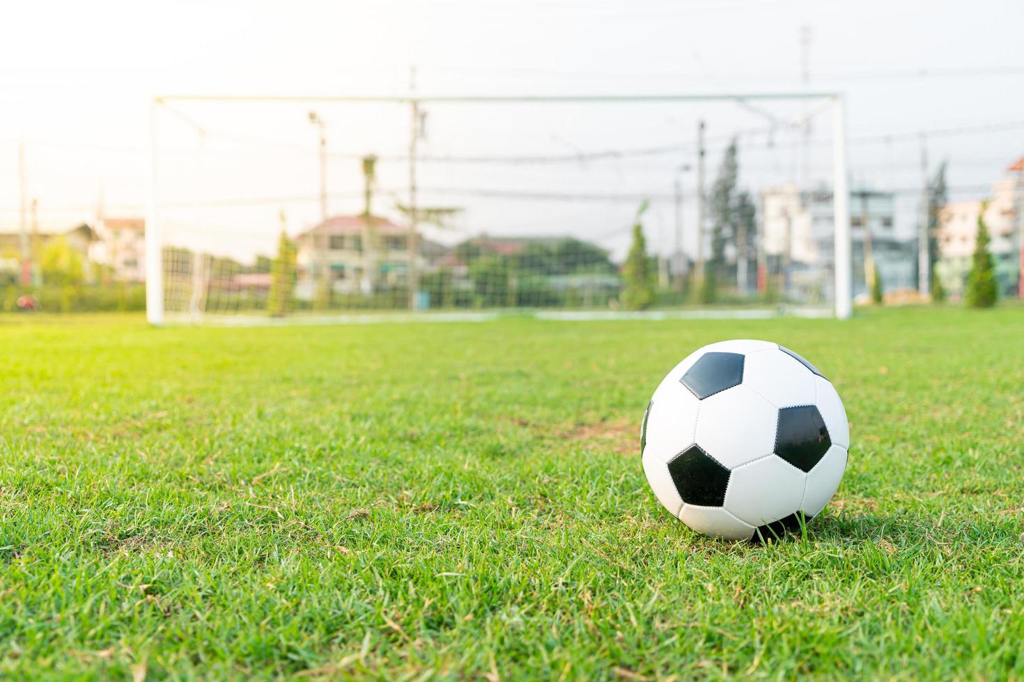 ballon de football sur le terrain de balle photo