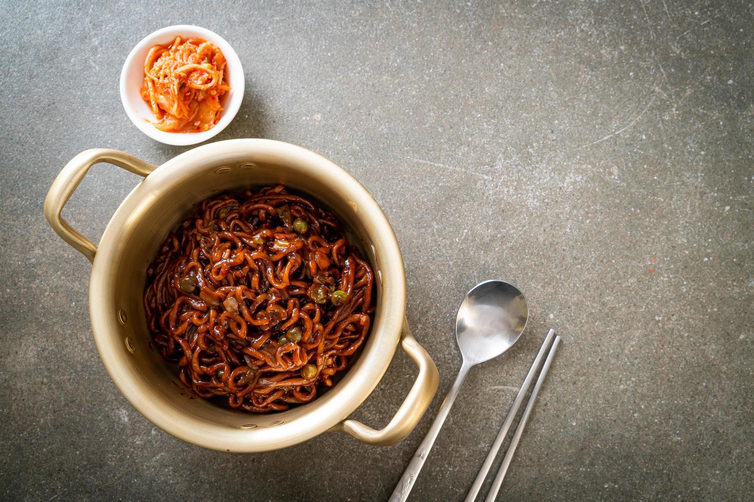 spaghettis noirs coréens ou nouilles instantanées avec sauce chajung rôtie photo