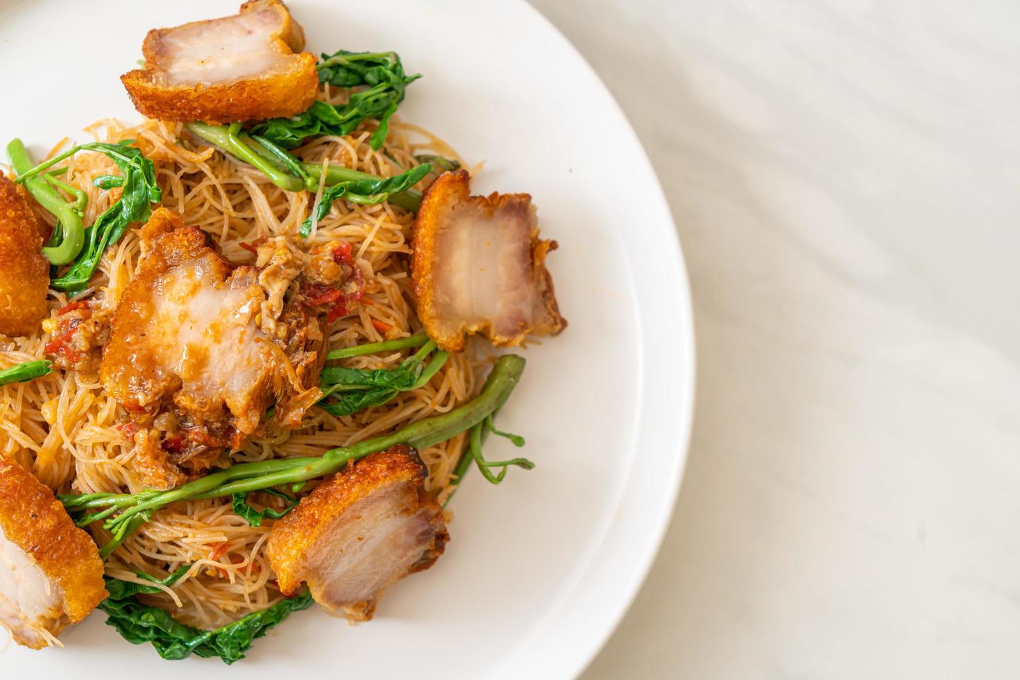 vermicelles de riz sautés et mimosa d'eau avec poitrine de porc croustillante photo