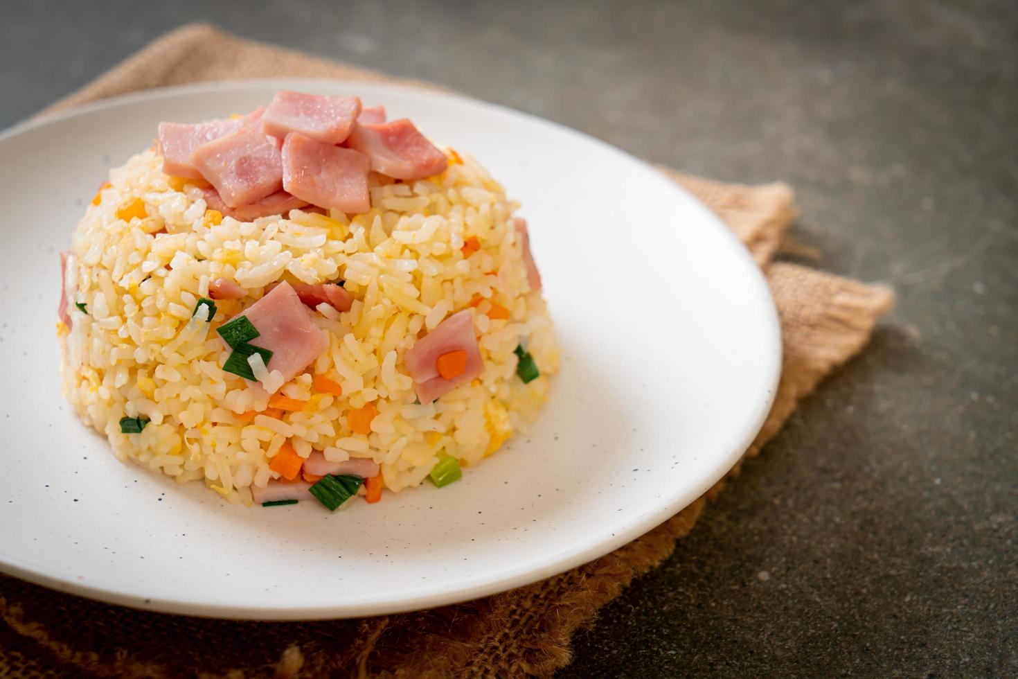 riz frit maison au jambon sur assiette photo