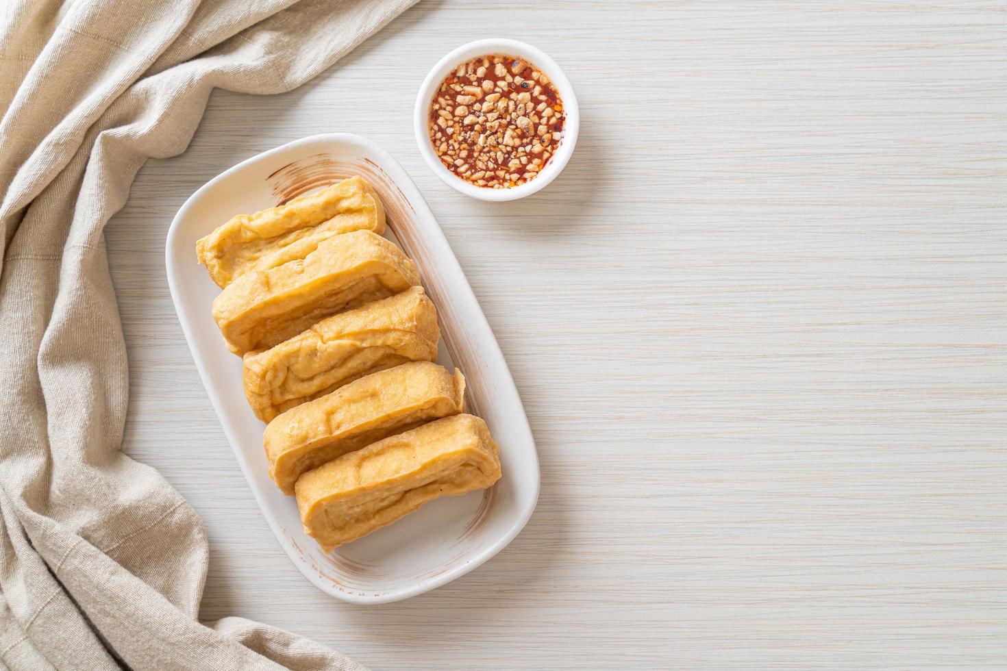 tofu frit avec sauce - style végétalien et végétarien photo