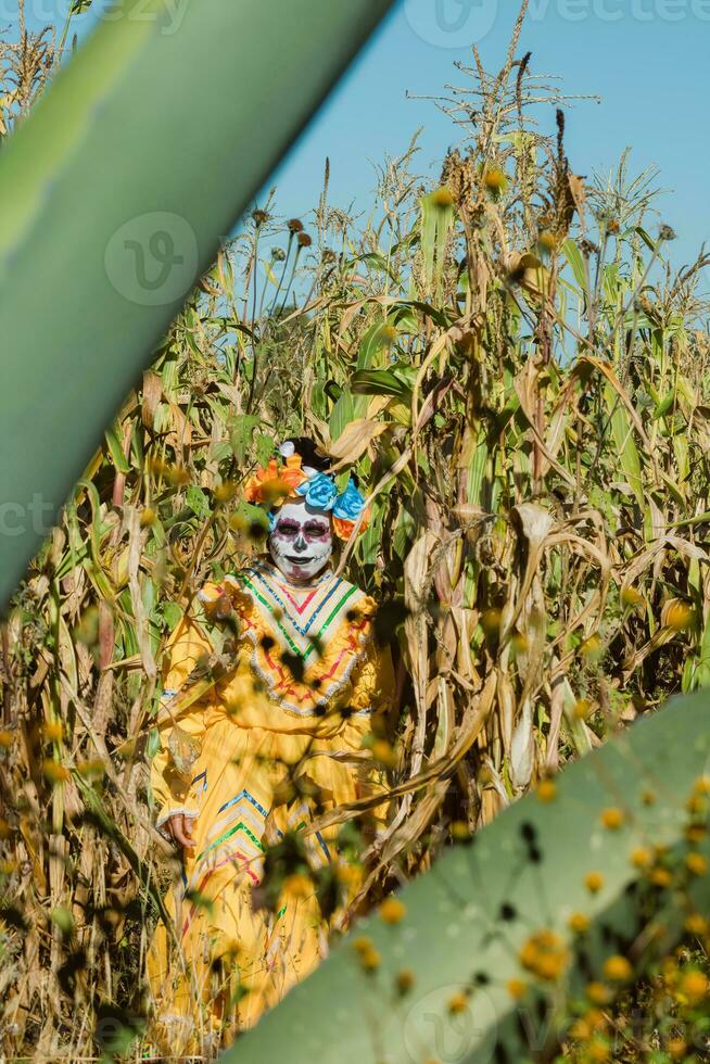 mexicain femme dans coloré robe et crâne maquillage dans le mexicain désert cactus photo