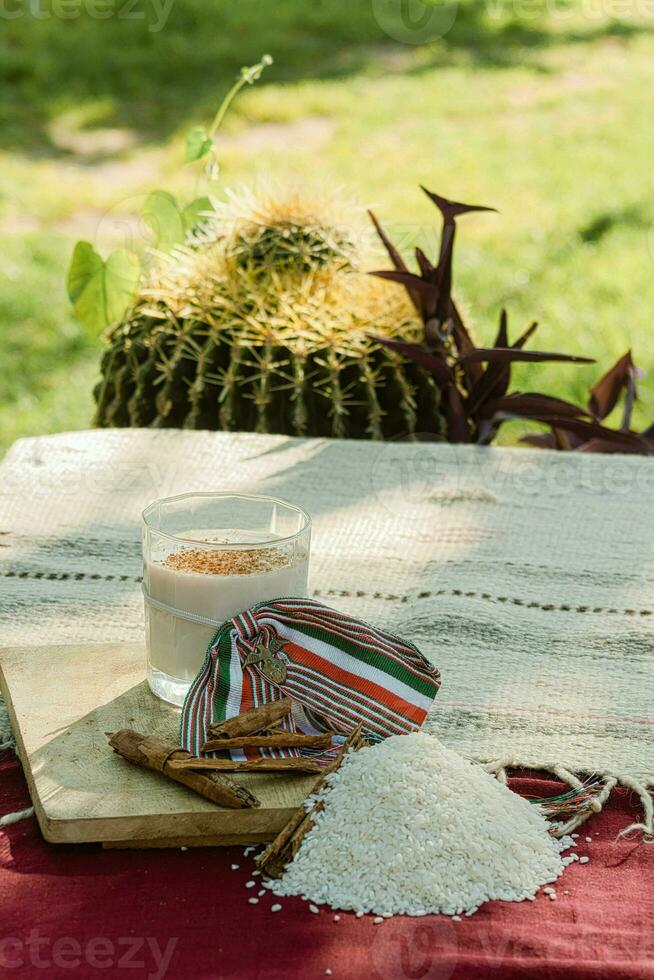 sur le table dans Mexique, tasses de Horchata et vaisselle attendre une joyeux rassemblement. photo