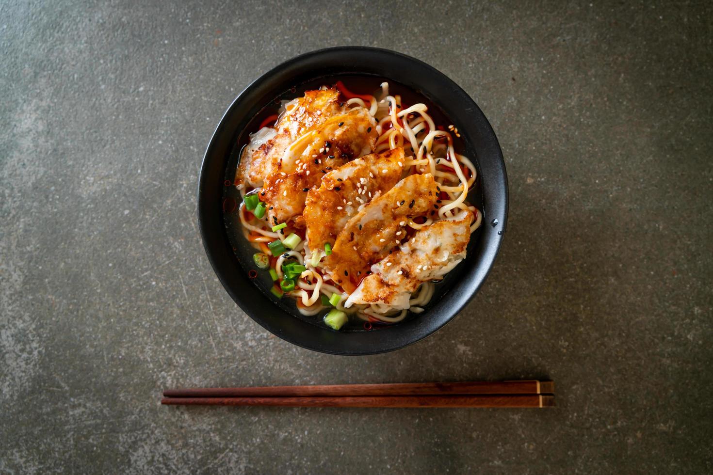 nouilles ramen avec gyoza ou boulettes de porc - style cuisine asiatique photo