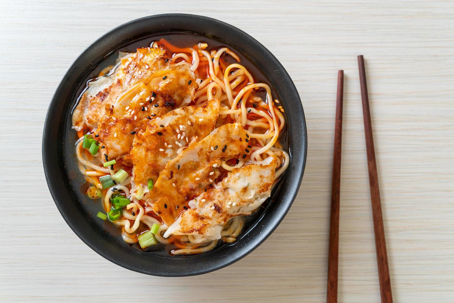 nouilles ramen avec gyoza ou boulettes de porc - style cuisine asiatique photo