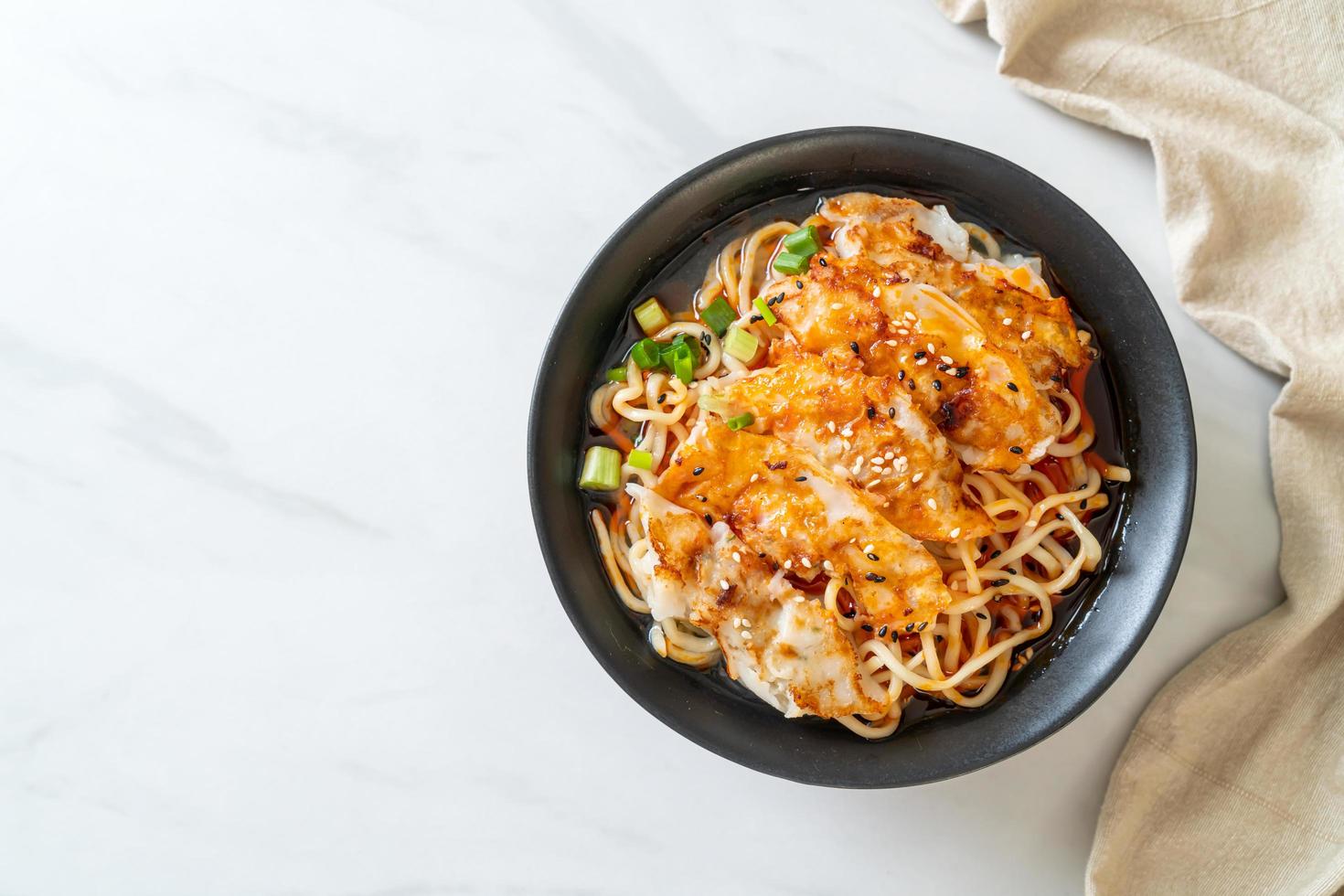 nouilles ramen avec gyoza ou boulettes de porc - style cuisine asiatique photo