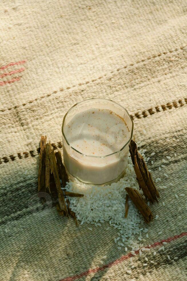 dans Mexique, une table est ensemble avec délicieux nourriture et rafraîchissant les boissons comme Horchata. photo