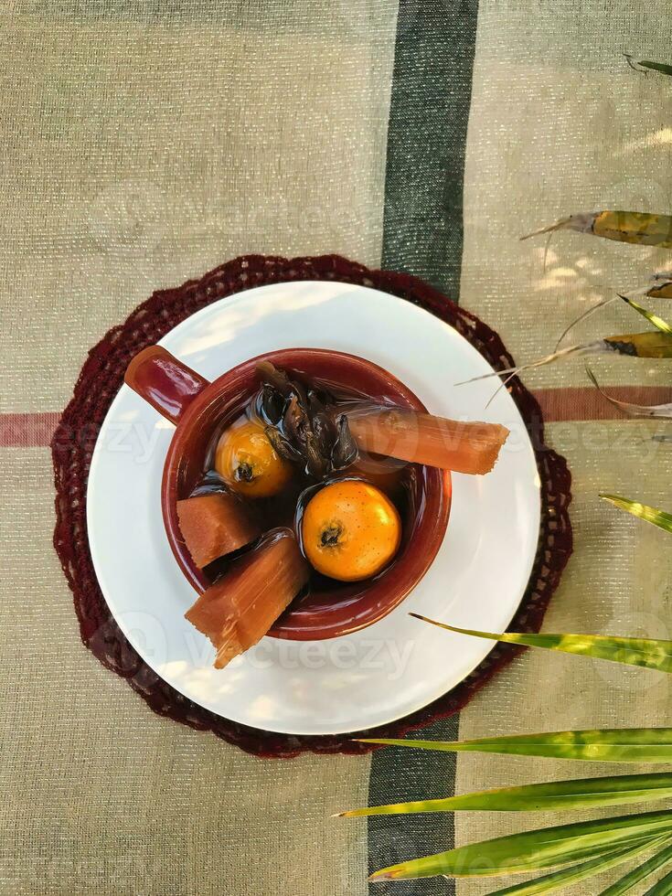 expérience le de fête esprit de Mexique avec une fumant tasse de traditionnel ponché, infusé avec téjocoté et canne photo