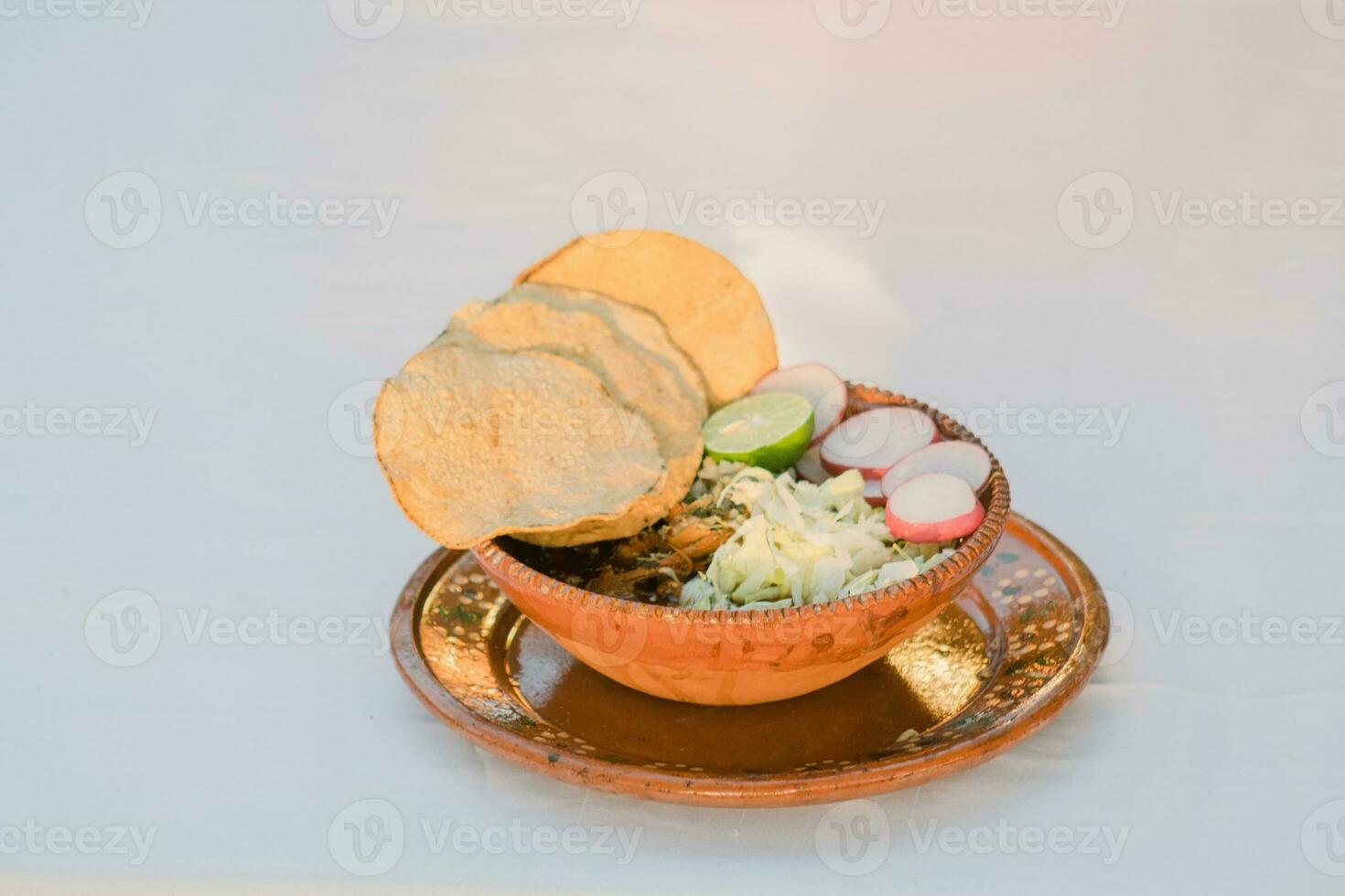 dans Mexique, le vibrant rouge pozole est une délicieux traditionnel confort nourriture photo