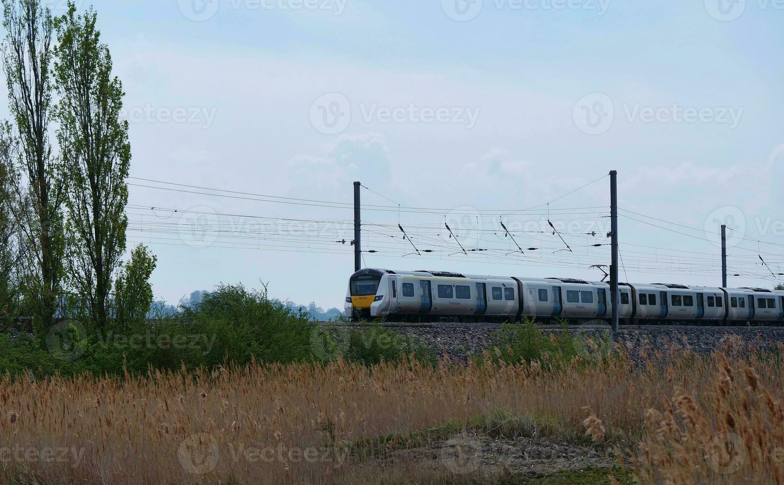 magnifique faible angle vue de train et des pistes qui passe par une campagne près à bedford ville de Angleterre Royaume-Uni, capturé sur avril 22, 2023 photo