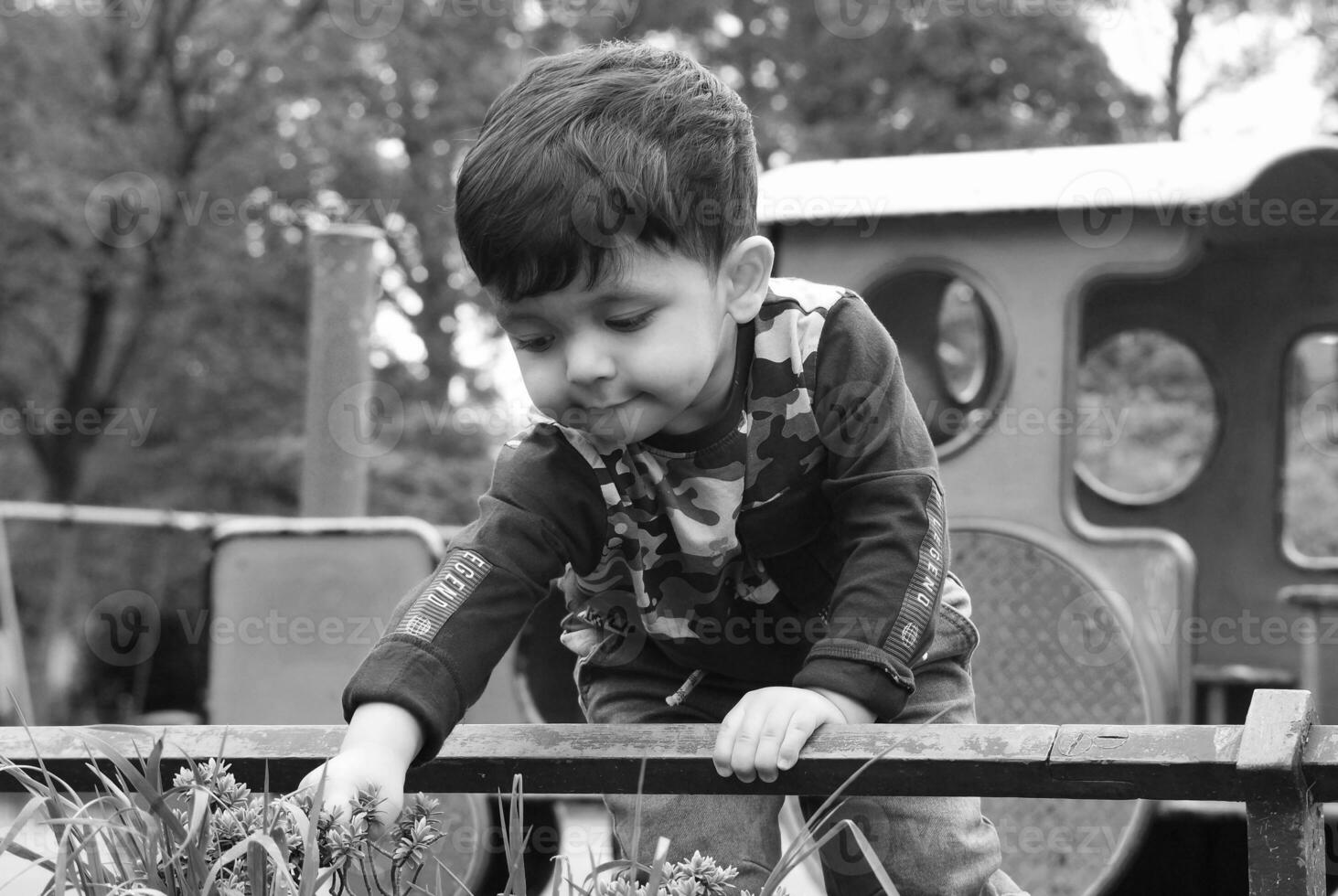 mignonne asiatique pakistanais bébé est profiter le magnifique ensoleillé journée à mise en garde les enfants et Publique parc de luton ville de Angleterre Royaume-Uni. faible angle image a été capturé sur avril 03ème, 2023 photo