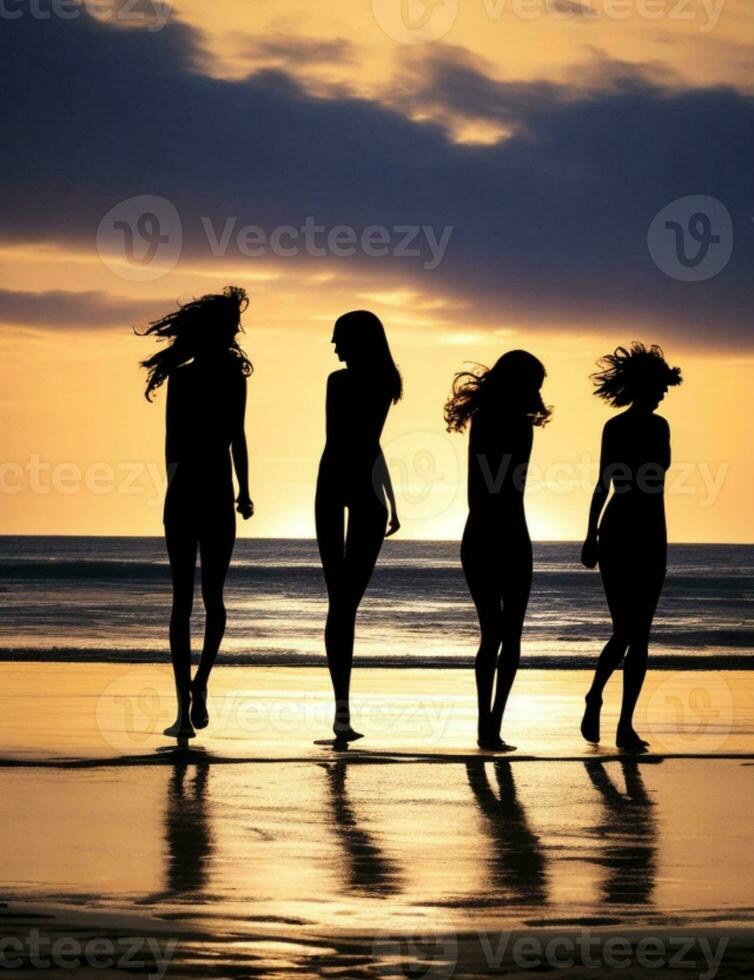 silhouettes de copains profiter plage Activités ensemble photo