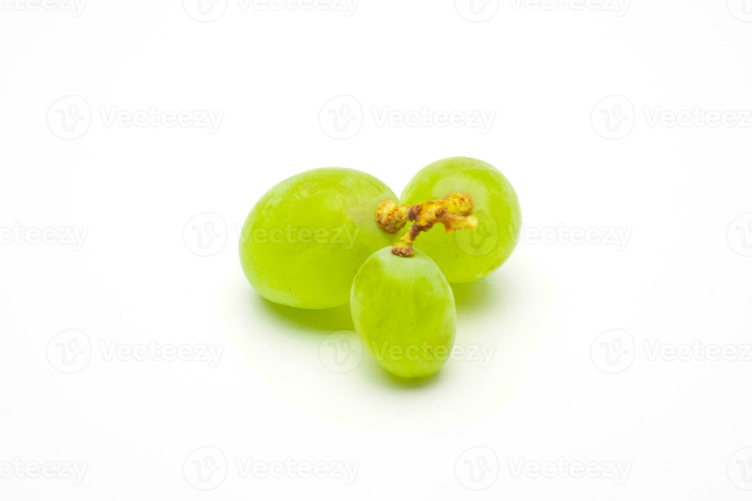 vert les raisins isolé. réaliste vert les raisins sur une blanc Contexte. photo