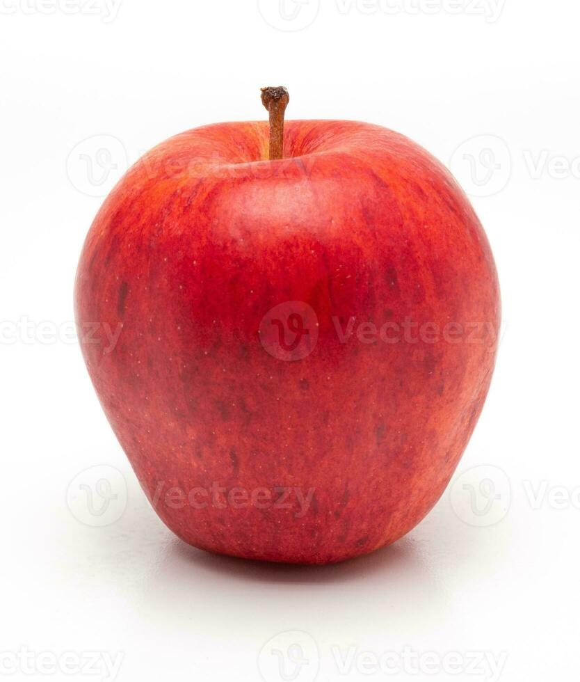 rouge Pomme isolé. réaliste rouge Pomme sur une blanc Contexte. photo