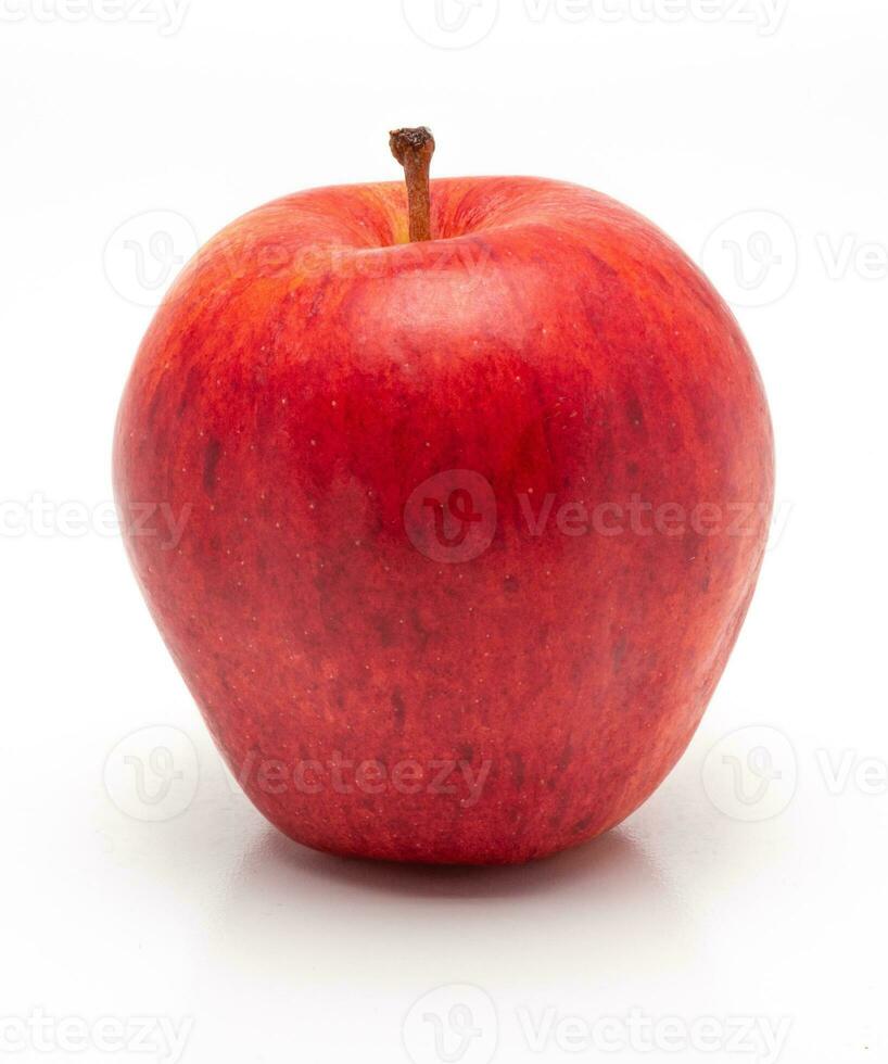 rouge Pomme isolé. réaliste rouge Pomme sur une blanc Contexte. photo