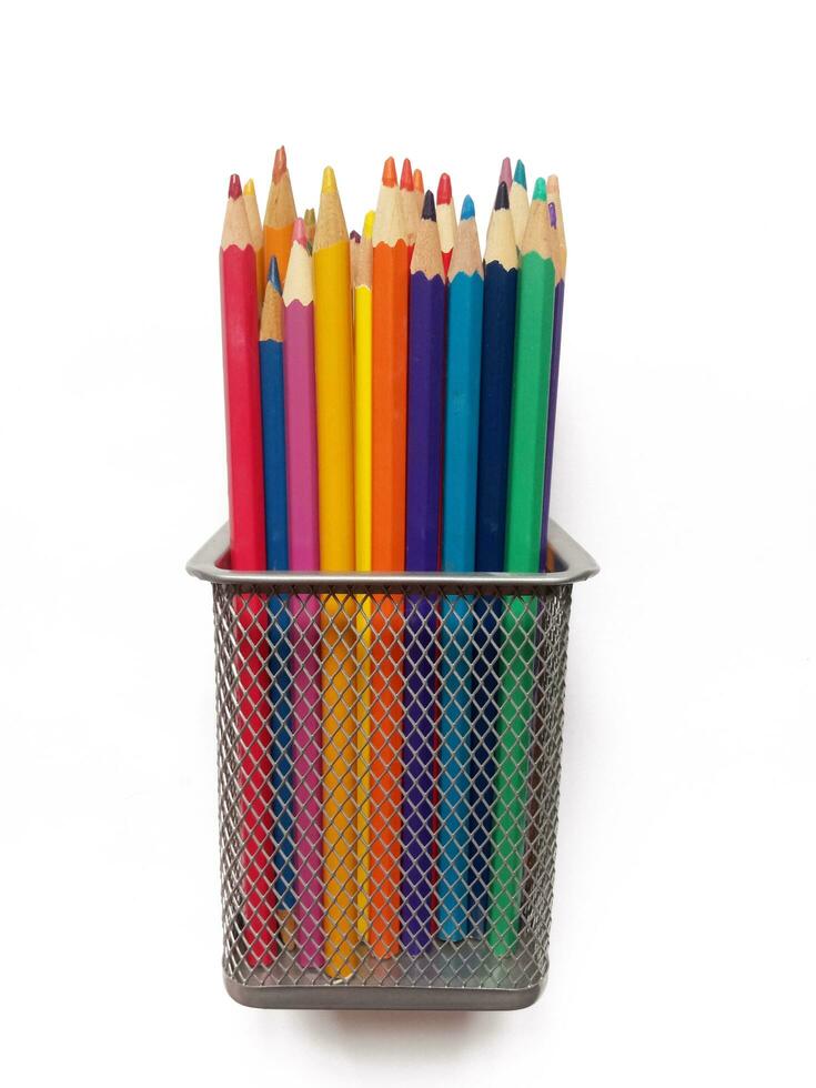 multicolore des crayons dans une papeterie verre sur une blanc Contexte photo