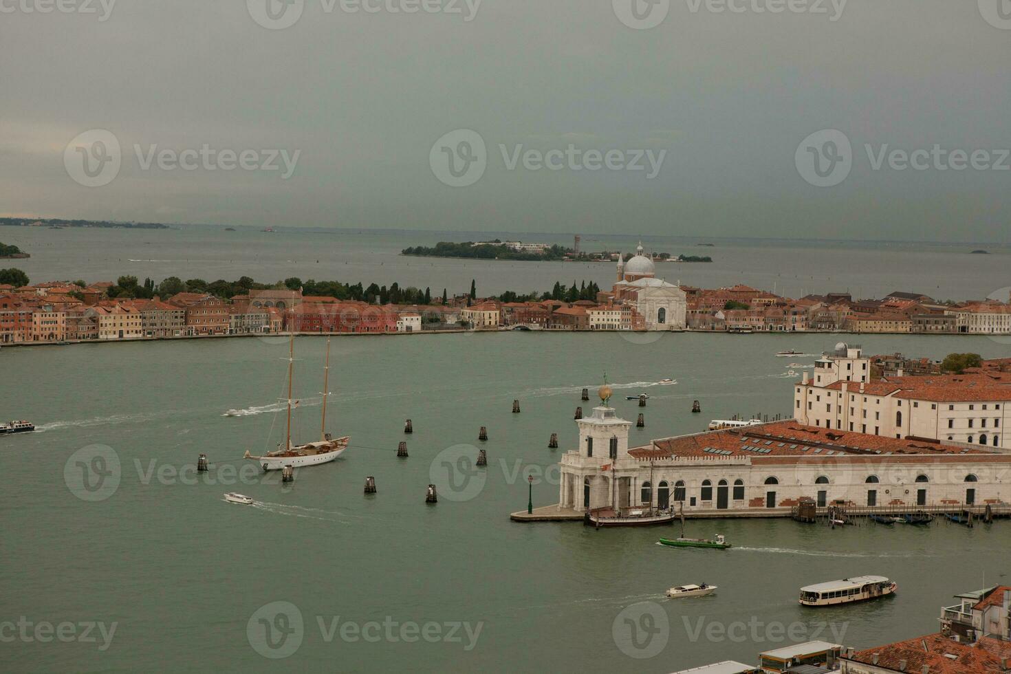 Venise, une enchantant ville dans Italie, plein de histoire et médiéval architecture. photo