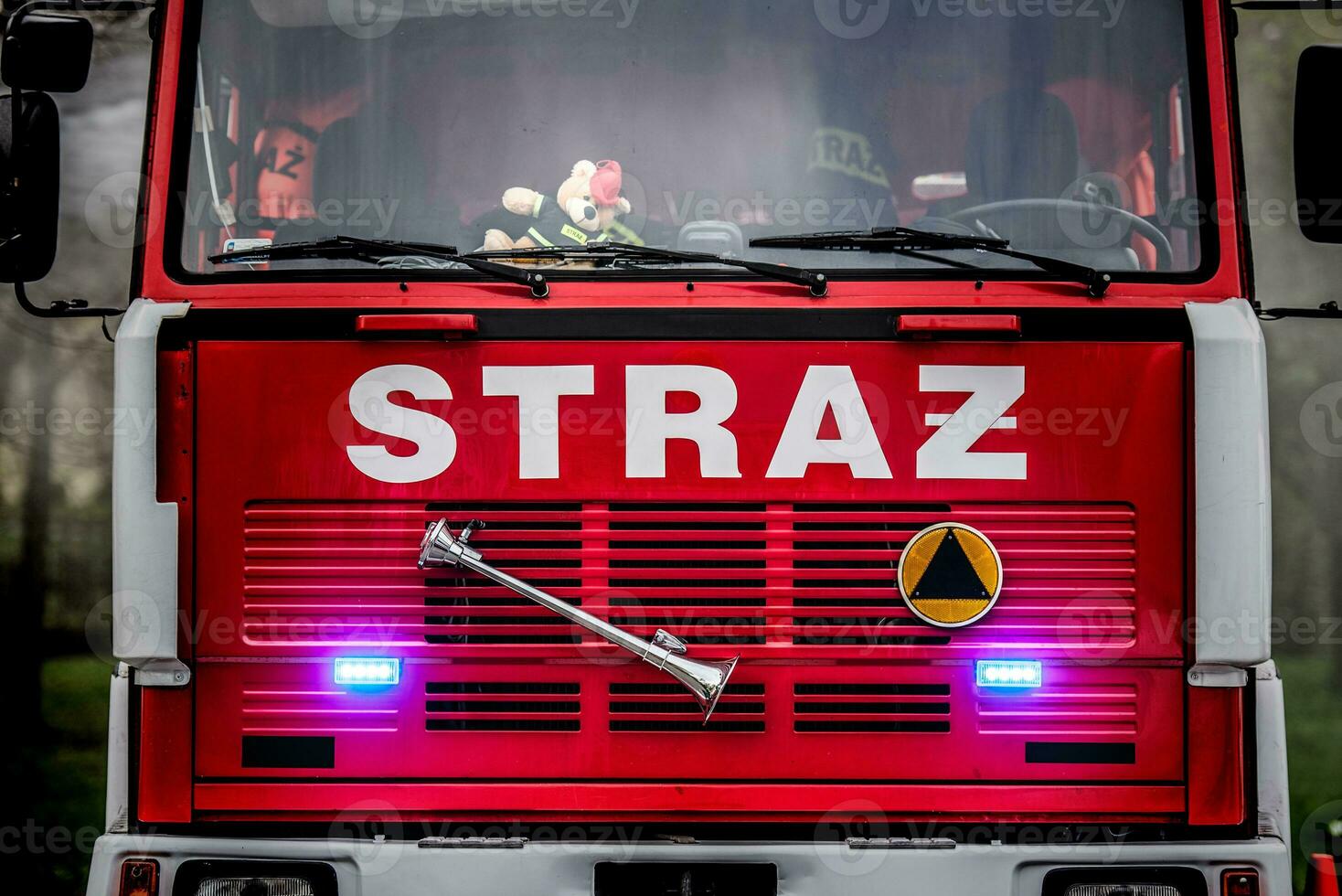 polonais pompier un camion dans le action. photo