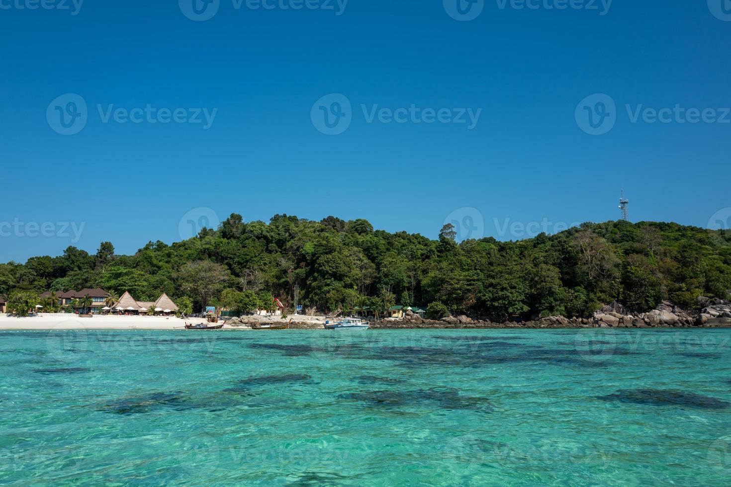 la plage du lever du soleil de koh lipe en thaïlande photo