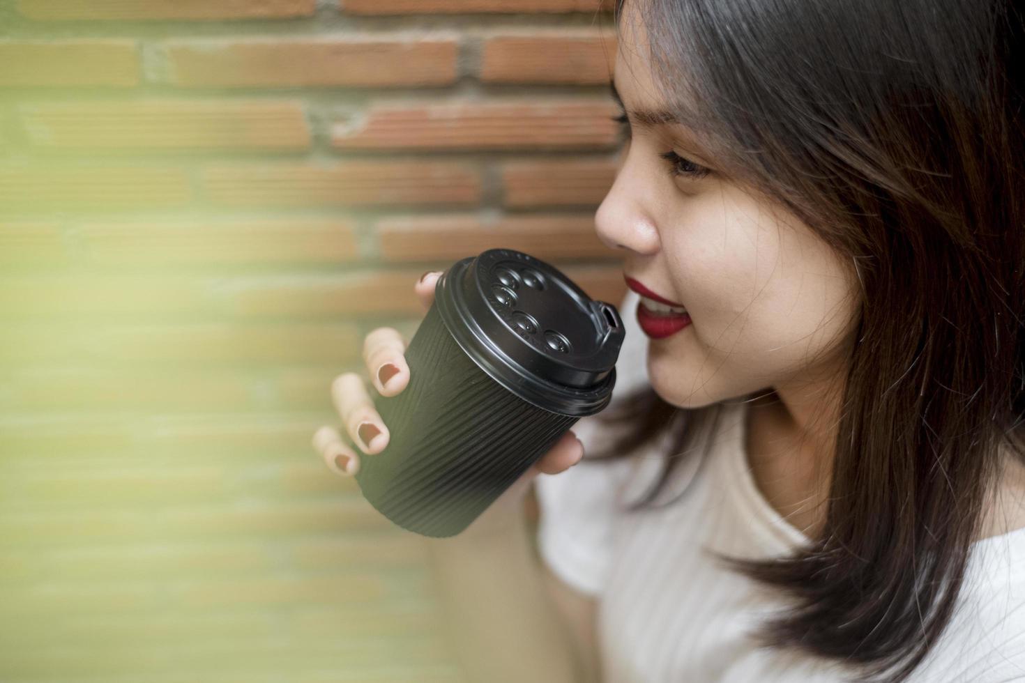 la femme boit du café. détendez le concept de style de vie. photo