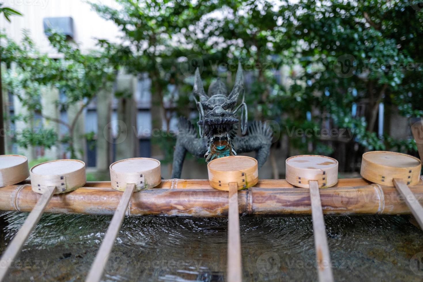 une statue de dragon dans un sanctuaire à nagoya photo