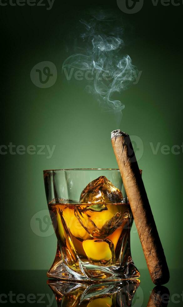 whisky et cigare sur vert photo