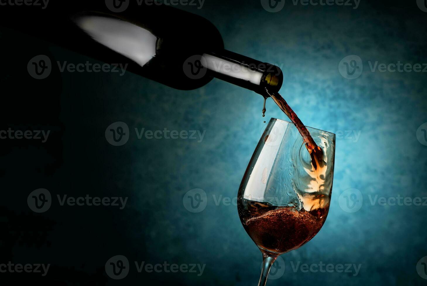 verre de vin sur une bleu Contexte photo