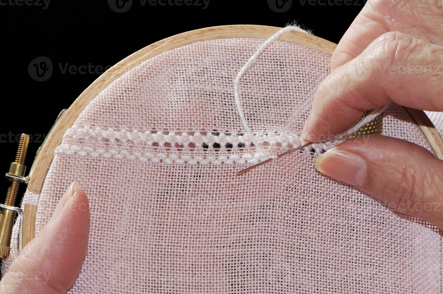 broderie - proche en haut de artisanat femme mains photo