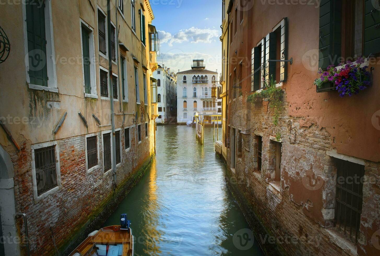 étroit canal dans Venise photo