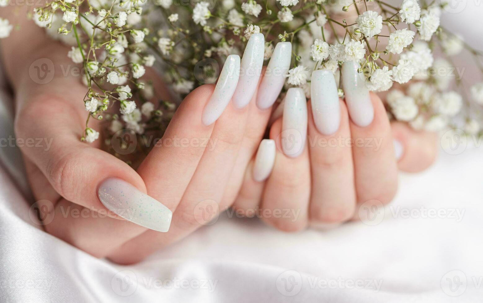 beauté traitement, agréable manucuré femme les ongles. photo