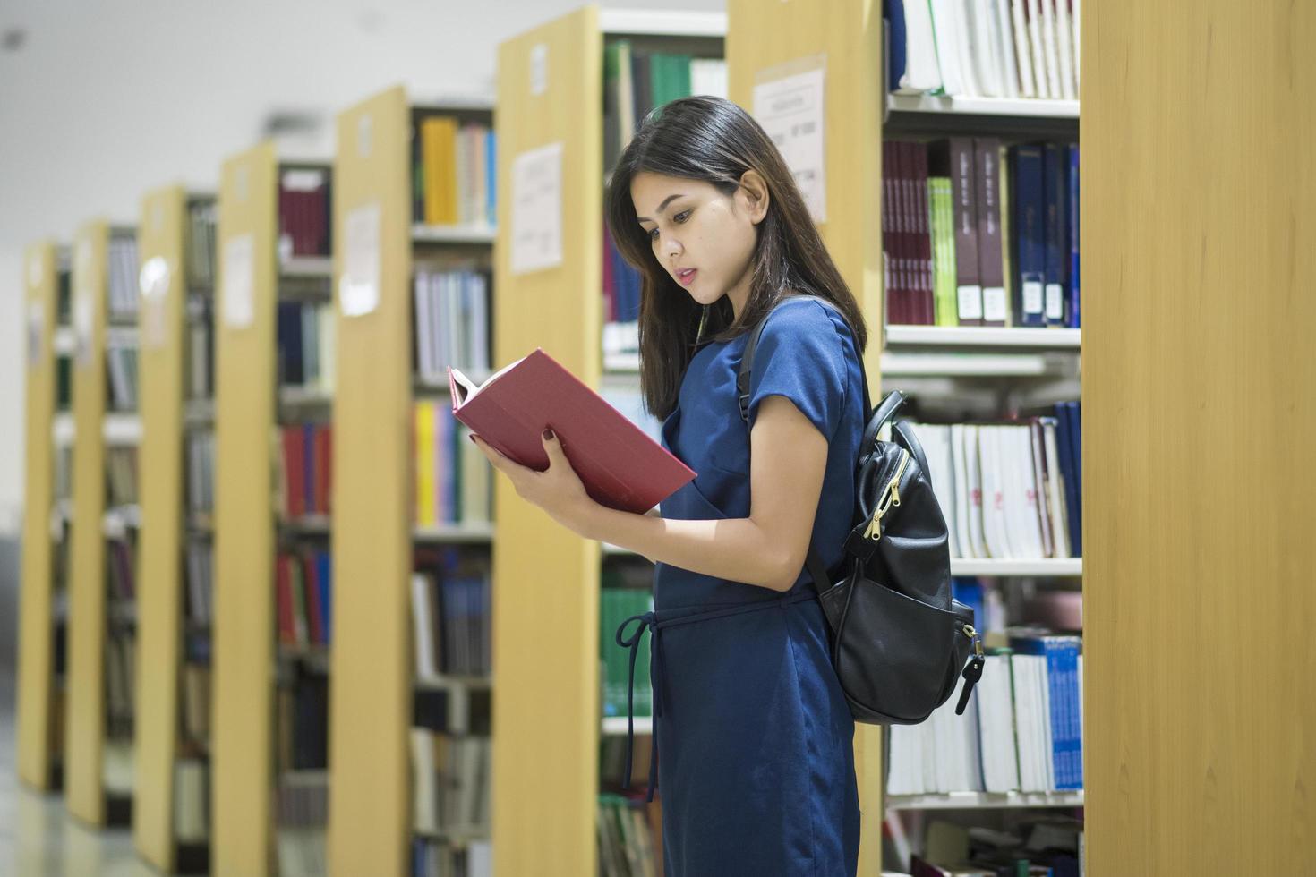 belles femmes étudiantes universitaires asiatiques en bibliothèque photo