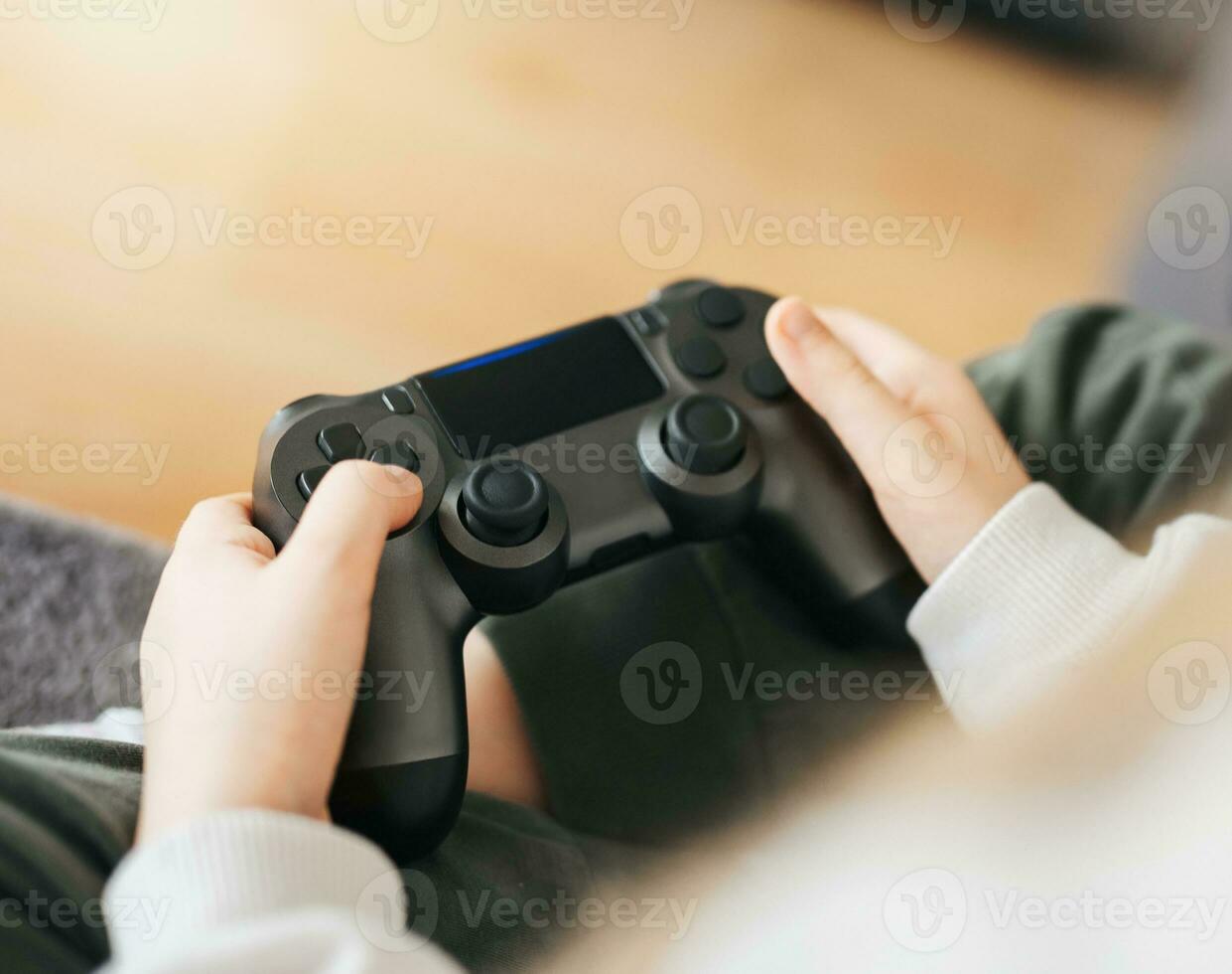 fille en jouant sur Jeux console photo