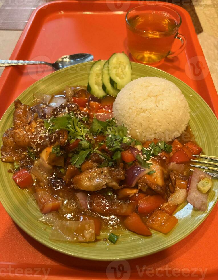 riz avec poulet et des légumes dans sauce et vert thé photo