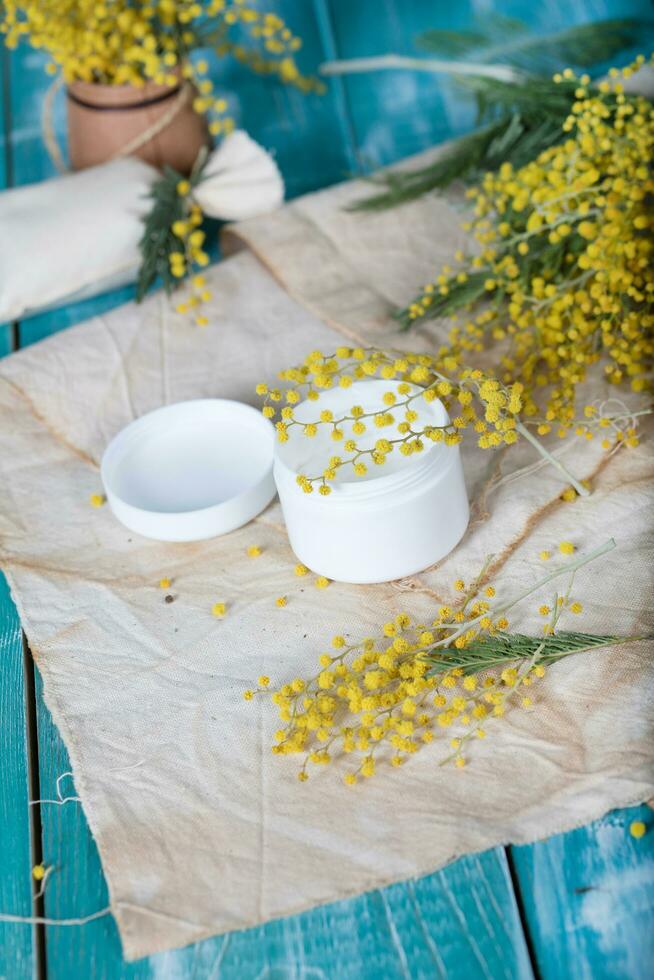 crème avec mimosa extrait sur une en bois surface photo