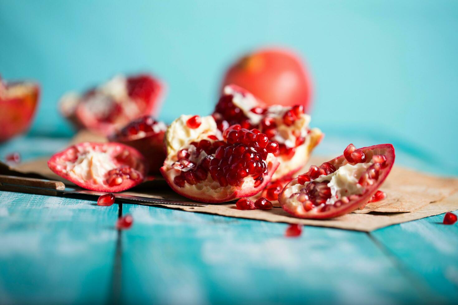 Grenade fruit sur une cyan en bois surface. photo