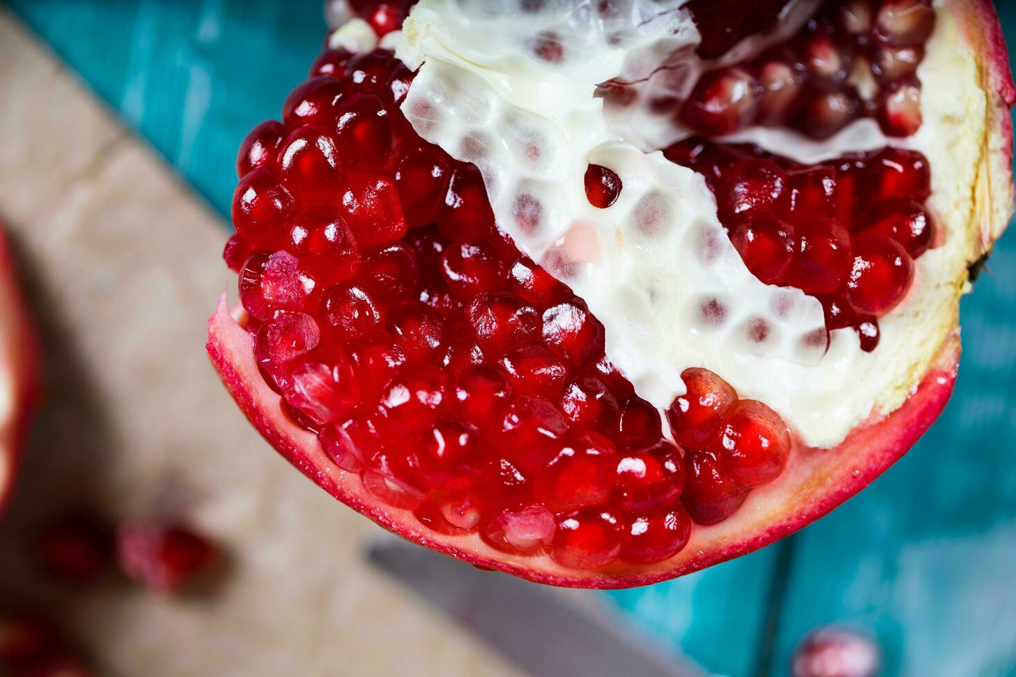 Grenade fruit sur une cyan en bois surface. photo