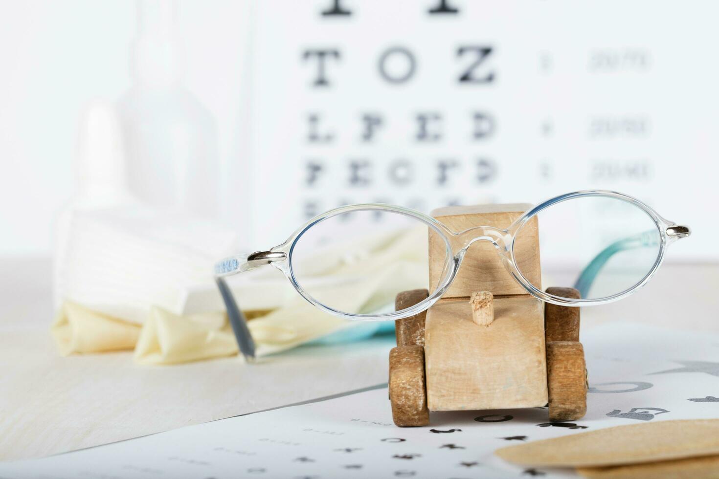 lunettes pour les enfants sur une œil graphique proche à œil tampons. photo