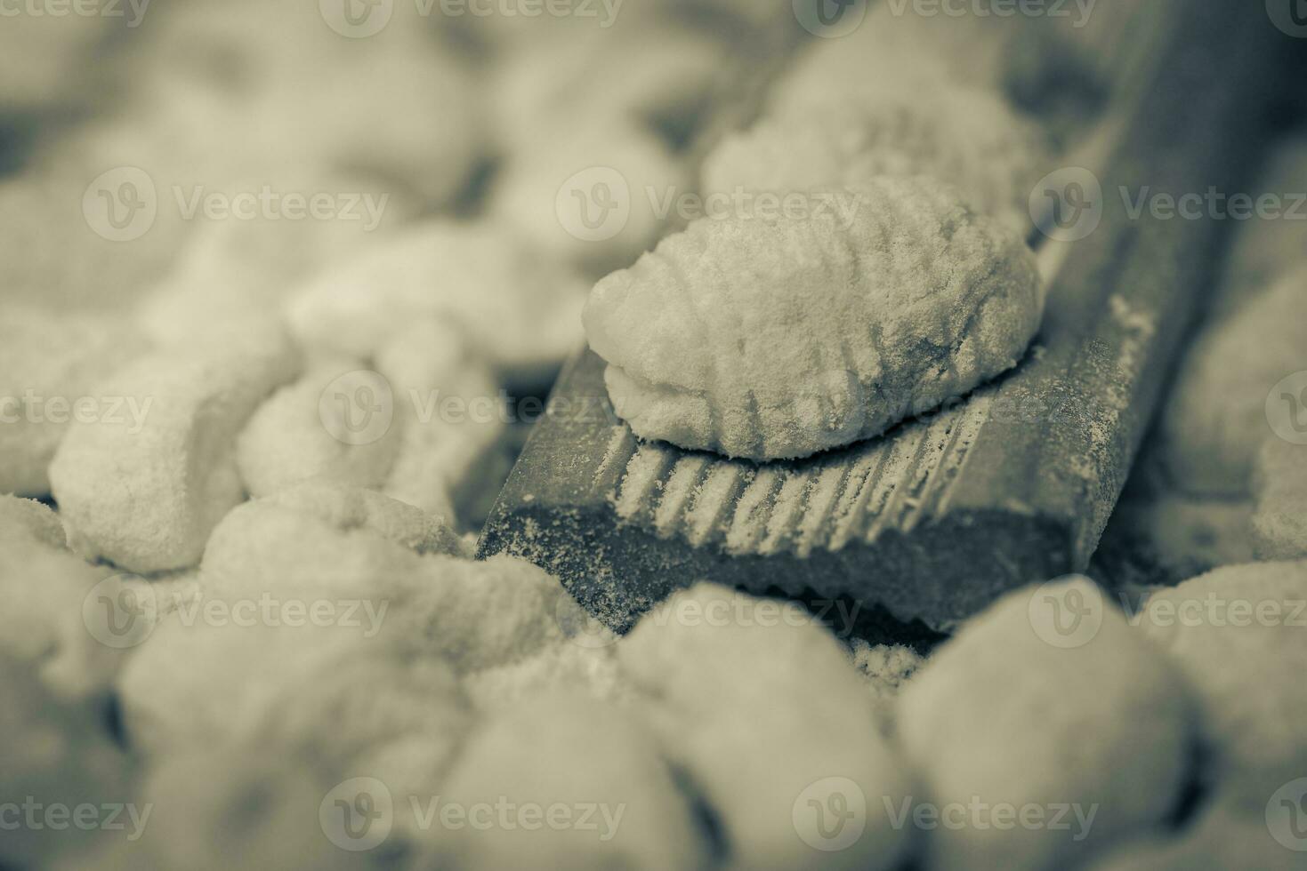 cuisinier fait maison Gnocchi sur le tableau, italien tradition photo