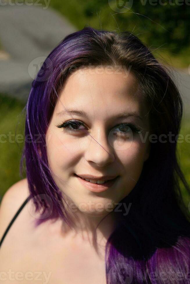 une femme portrait avec longue violet cheveux photo