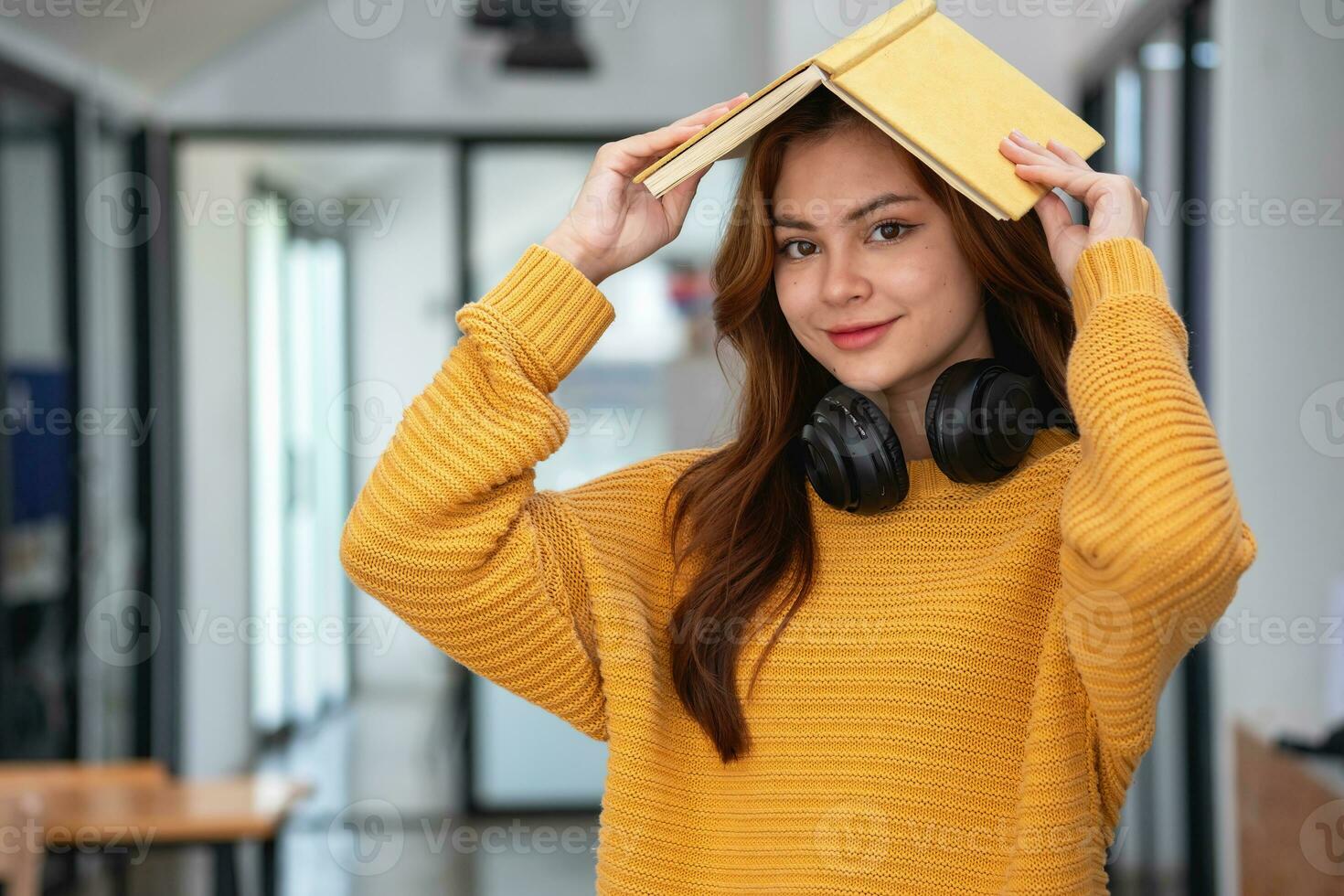 content Latin fille Université étudiant en train de regarder distance en ligne apprentissage classe, éloigné Université séminaire en ligne ou ayant parler sur portable vidéo appel et utilisation carnet à virtuel réunion séminaire à Accueil ou Campus photo