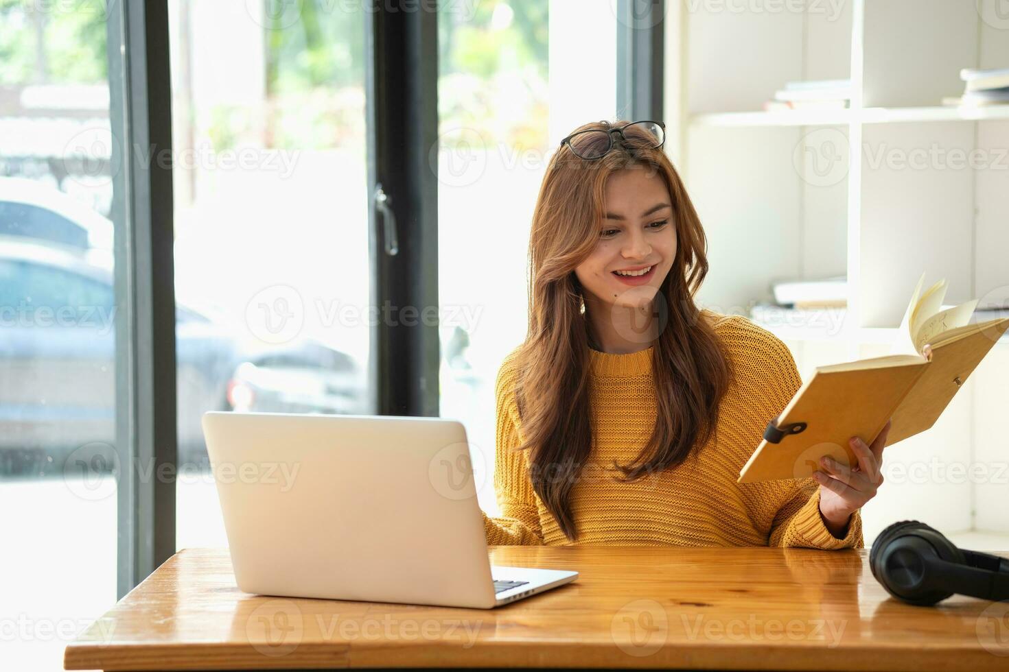 content Latin fille Université étudiant en train de regarder distance en ligne apprentissage classe, éloigné Université séminaire en ligne ou ayant parler sur portable vidéo appel et utilisation carnet à virtuel réunion séminaire à Accueil ou Campus photo